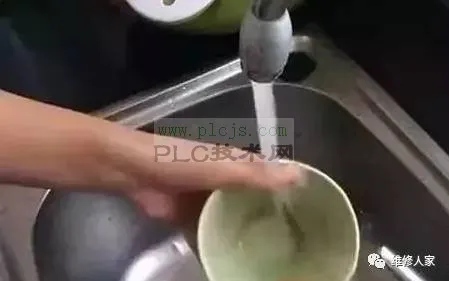 把气球套在水龙头上，从此爱上了洗碗，这招真聪明！实用。